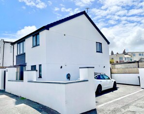 Exterior - Beachy Chic Cottage 7 mins to Beach, Sleeps 6, EV charger, Parking x 2, Garden (Newquay)