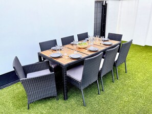 تناول الطعام بالخارج