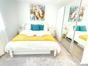 3 bedrooms, desk, iron/ironing board, travel cot - Beachy Chic Cottage 7 mins to Beach, Sleeps 6, EV charger, Parking x 2, Garden (Newquay)