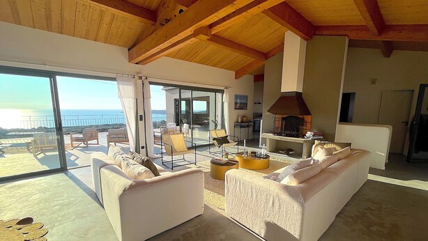 A spacious living area with a high ceiling and large windows overlooking a scenic view. - Villa San Joseph (Cargès)