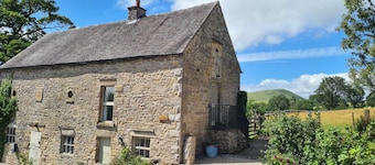 Cosy Barn in The Peak District National Park - ideal for walkers. Dog friendly .