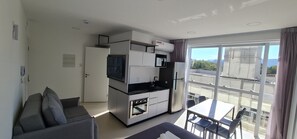 STUDIO type 1 - lower floor | Pillowtop beds, individually furnished, laptop workspace, soundproofing - AZZA Smart Stay (Florianópolis)