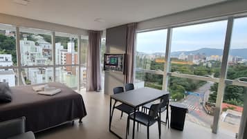 STUDIO type 2 - upper floor | Zona de estar | Una Smart TV, una consola de videojuegos, servicios de streaming