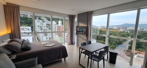 STUDIO type 2 - upper floor | Living area | 43-inch Smart TV with digital channels, video-game console - AZZA Smart Stay (Florianópolis)