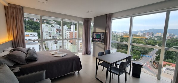 STUDIO type 2 - upper floor | Vardagsrum | 43-tums smart-tv med digitalkanaler och en tv-spelskonsol