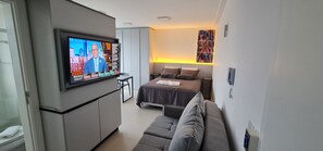 Studio suite | Pillowtop-bedden, individueel gemeubileerd, een laptopwerkplek