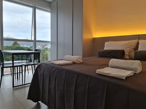 STUDIO type 1 - Upper floor  | Bäddmadrasser, unika möbler, arbetsyta för laptop och ljudisolering