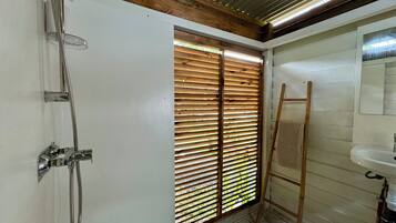 Douche, articles de toilette écologiques, serviettes fournies, savon