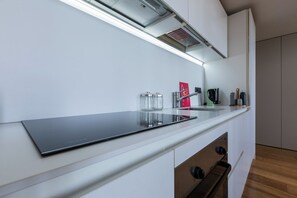 Deluxe Studio, City View | Private kitchen | Full-size fridge, oven, stovetop, dishwasher - La Casa del Mercato by Wonderful Italy (Turin)