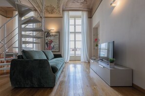 Deluxe-Studio, Stadtblick | Wohnbereich | 35-Zoll-Fernseher mit Digitalempfang