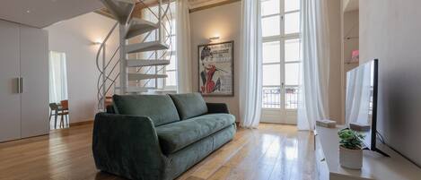 华丽开间, 城市景观 | 起居区 | 35-英寸电视(配备数码频道)