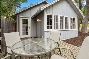 Outdoor dining - Private cottage in Downtown Fish Creek -Honeymooners paradise! (Fish Creek)