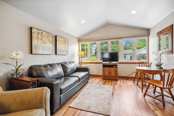 Smart TV - Private cottage in Downtown Fish Creek -Honeymooners paradise! (Fish Creek)