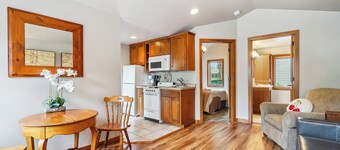 Private cottage in Downtown Fish Creek -Honeymooners paradise!