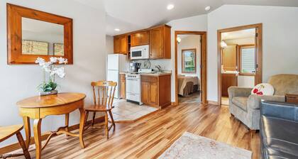 Private cottage in Downtown Fish Creek -Honeymooners paradise!