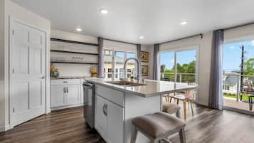 Een magnetron, een oven, een kookplaat, een vaatwasser