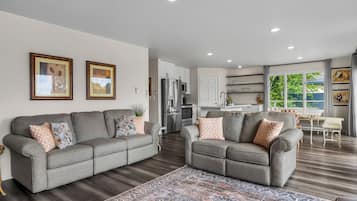 Een smart-tv en boeken