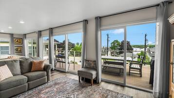 Een smart-tv en boeken