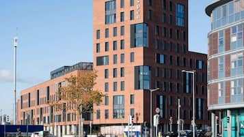 Um edifício moderno com fachada de tijolos e grandes janelas.