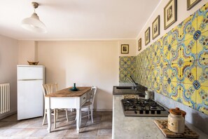 Apartamento, vista para o jardim | Cozinha privada | Cooktop, chaleira elétrica, talheres/pratos/utensílios de cozinha