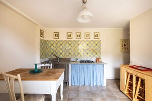 Apartment, Garden View | Private kitchen | Stovetop, electric kettle, cookware/dishes/utensils - Dependance a Baglio il Corvo (Geraci Siculo)