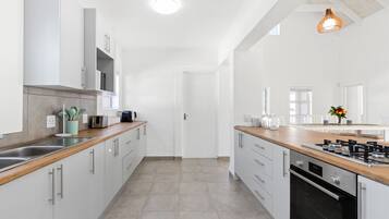 Kühlschrank, Mikrowelle, Ofen, Wasserkocher mit Kaffee-/Teezubehör
