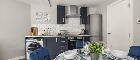 Kühlschrank, Ofen, Toaster, Kochgeschirr/Geschirr/Besteck