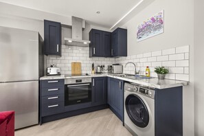 Fridge, microwave, oven, toaster - Buzzing Brighton Apartment 5 | By My Getaways (Brighton)