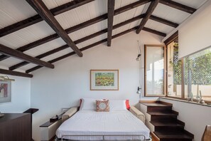 1 bedroom, desk, WiFi, bed sheets