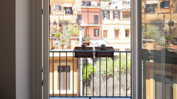 A balcony with potted plants and a view of neighboring buildings. - NEW Flat - Valeria Terrace - Monti, Rome (Roma)