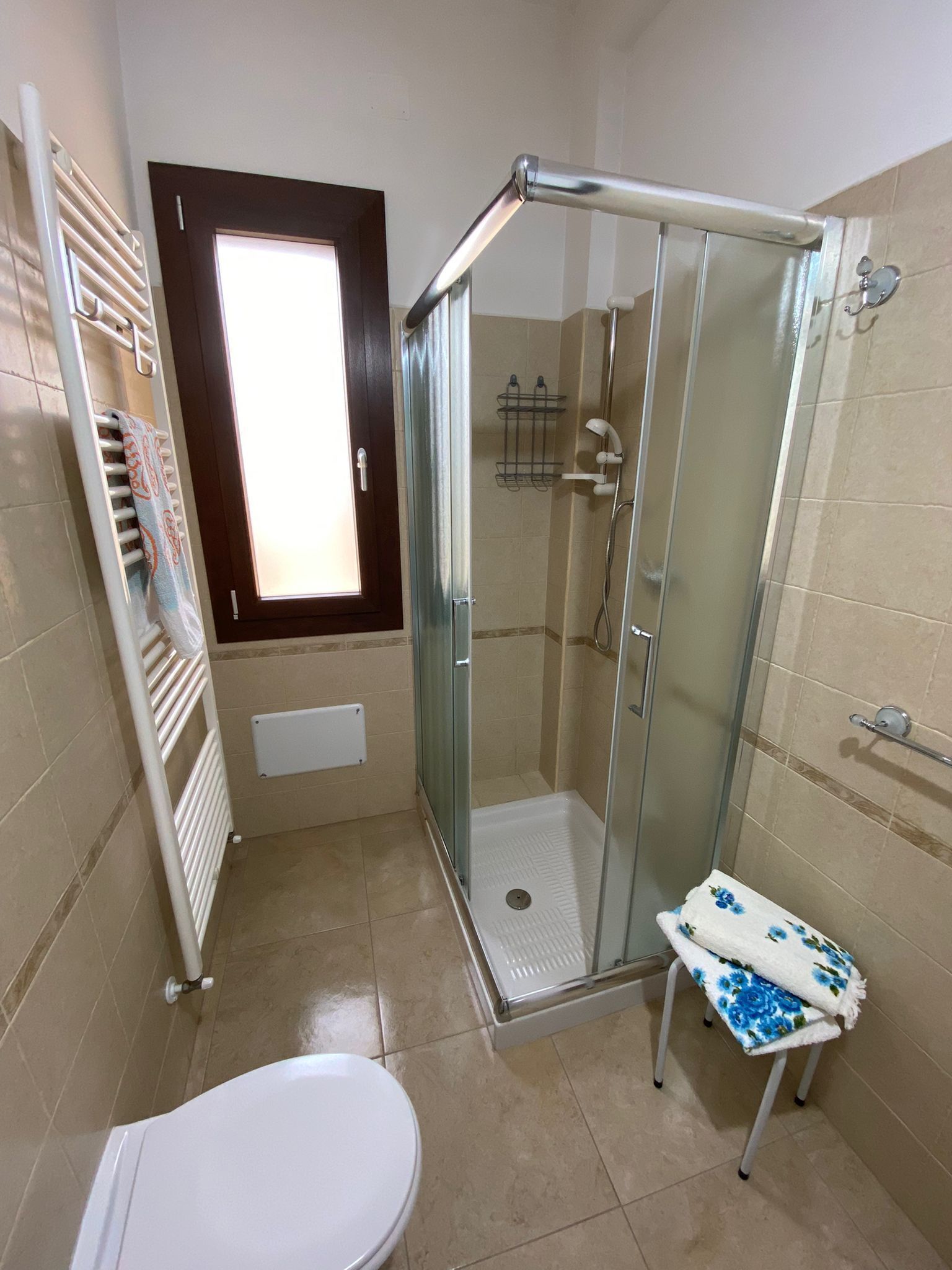 Sèche-cheveux, bidet, serviettes fournies, savon