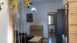 Un salon avec une balançoire, un banc en bois, un canapé et une table à manger.