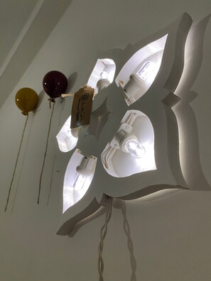 Un luminaire de plafond doté de plusieurs ampoules et d’une étiquette.