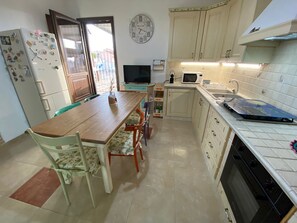 Microwave, oven, stovetop - Vacation apartment (San Giorgio Ionico)