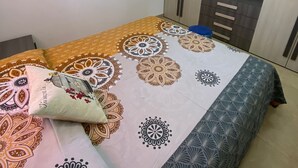 A bedroom with a bed, a window, a wardrobe, and a ceiling fan. - Vacation apartment (San Giorgio Ionico)