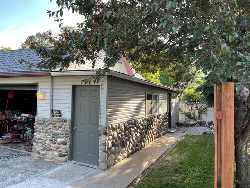 Cozy studio with AC and WiFi. Central for tourist sites in Oscoda. family of 4.