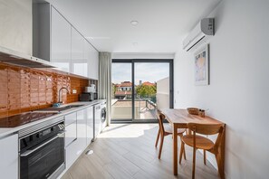 Mikrovågsugn, ugn, diskmaskin och kaffe- och tebryggare