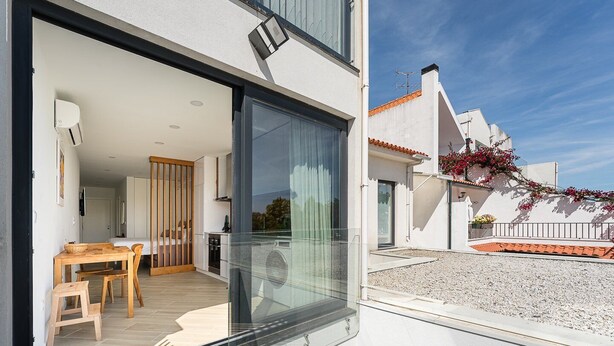 Eine moderne Wohnung mit Balkon, Essbereich und Küche.