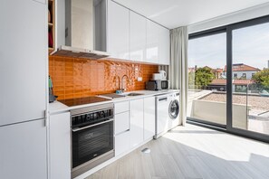 Microondas, horno, lavavajillas y cafetera o tetera