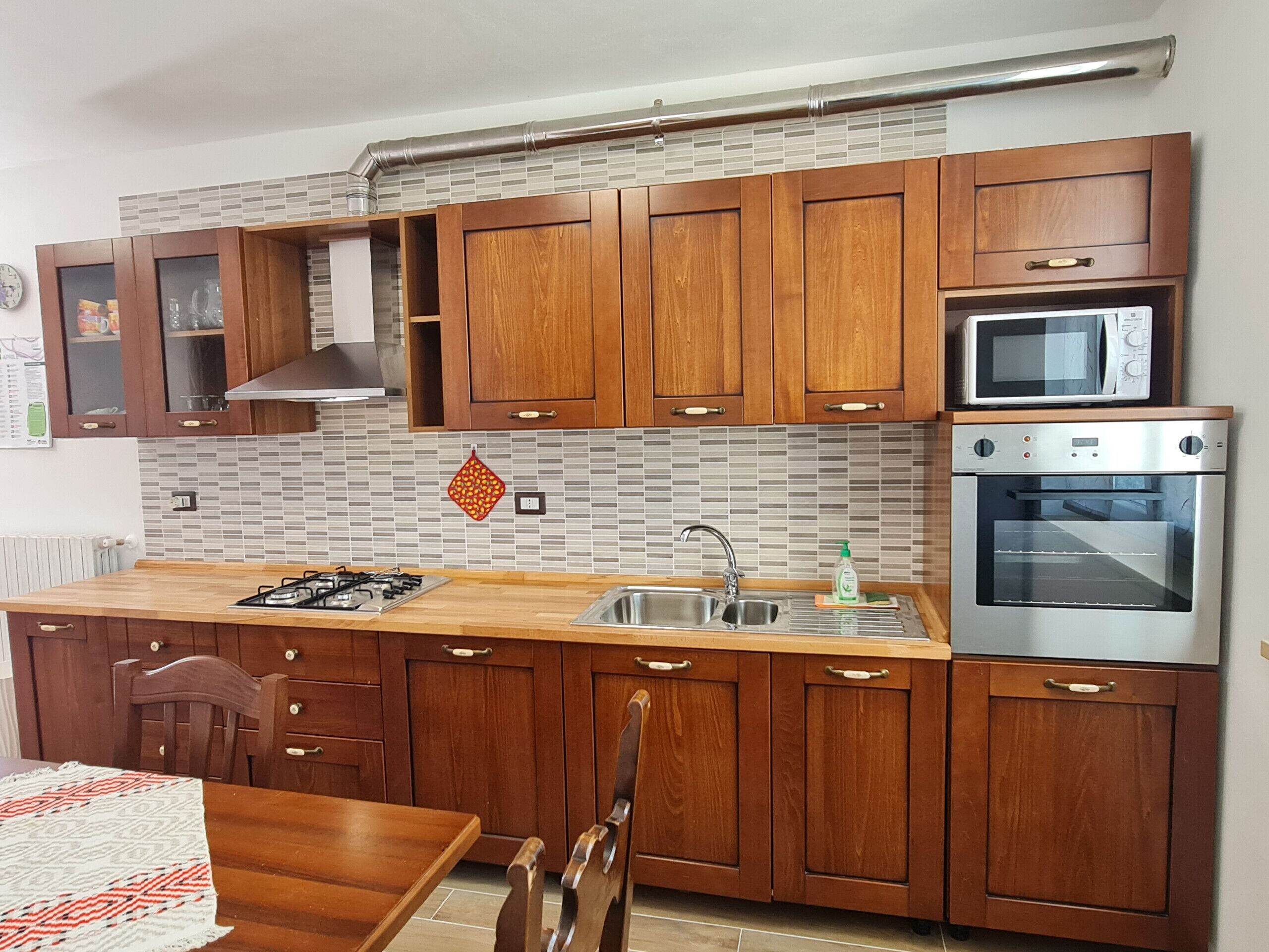 Kühlschrank, Mikrowelle, Ofen, Wasserkocher mit Kaffee-/Teezubehör