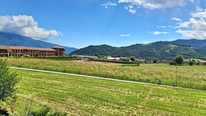 Un hôtel composé de plusieurs bâtiments, doté d’une pelouse bien entretenue et situé dans un cadre montagneux.
