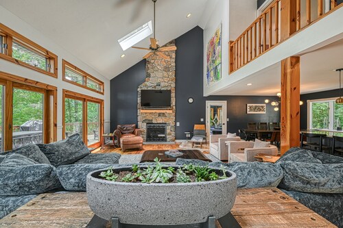 Stunning lakefront house with view, Free Wifi and secluded swimming area