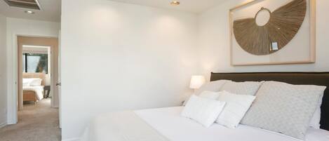 3 quartos, ferros/tábuas de passar roupa, berço de viagem