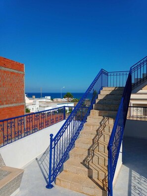 Property grounds - Nice 3-bedroom house with AC in Al Huwariyah (Al Huwariyah)