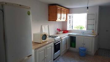 Réfrigérateur, batterie de cuisine, vaisselle et ustensiles