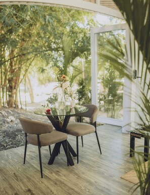 Suite estudio ejecutiva, baño privado, vista al jardín | Servicio a la habitación