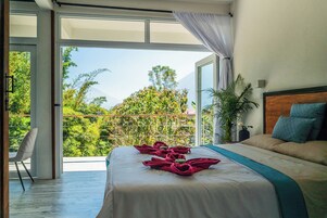 Casa superior, banheira, vista parcial para o lago | Roupas de cama de algodão egípcio, roupas de cama premium