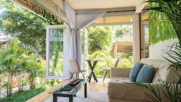 Premier House, Bathtub, Garden View | Living area