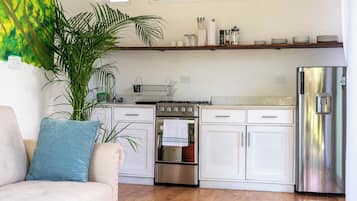 Maison « Premier », baignoire, vue jardin | Cuisine privée | Grand réfrigérateur, plaque de cuisson, cafetiÚre/bouilloire
