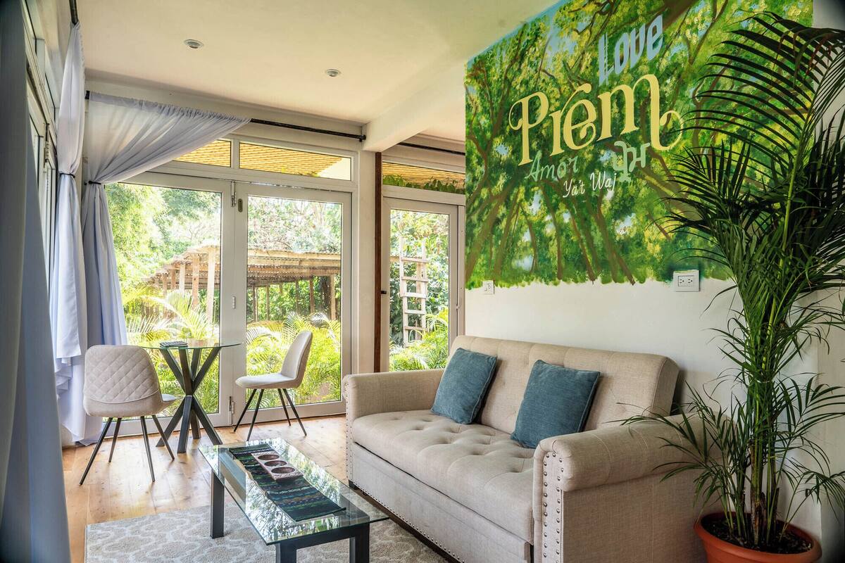 Casa Premier, tina, vista al jardín | Área de sala de estar